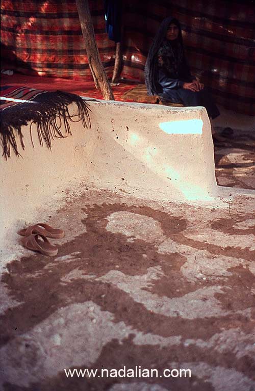 آب پاشی طاهره خانم در سیاه چادر سنگسری، ییلاق گل زرد، محل سیاه چادر (گُوتکِمال) قدیمی خانواده ما