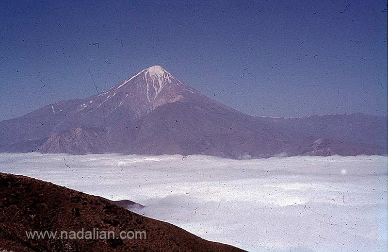 نمای کوه دماوند و ابرها در پایین در ارتقاعات ییلاق سنگسری “مُوزون”